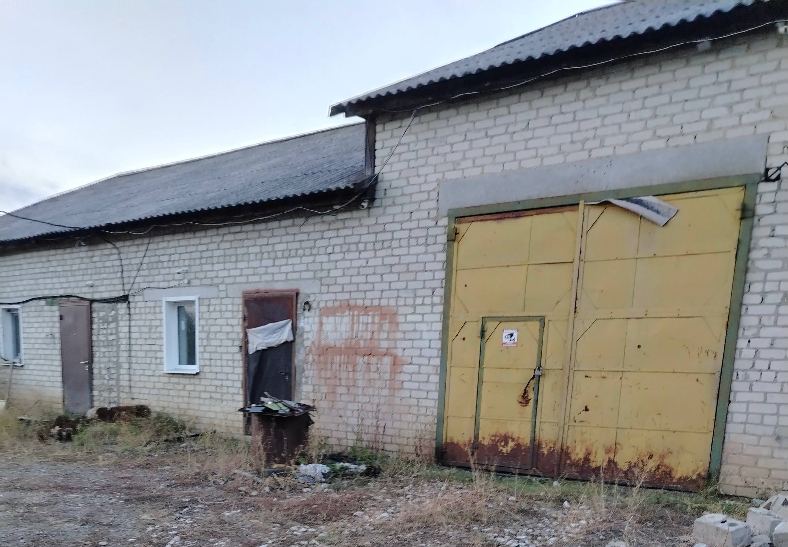 Приставы заставили саратовчанку снести ангар с муниципальной земли